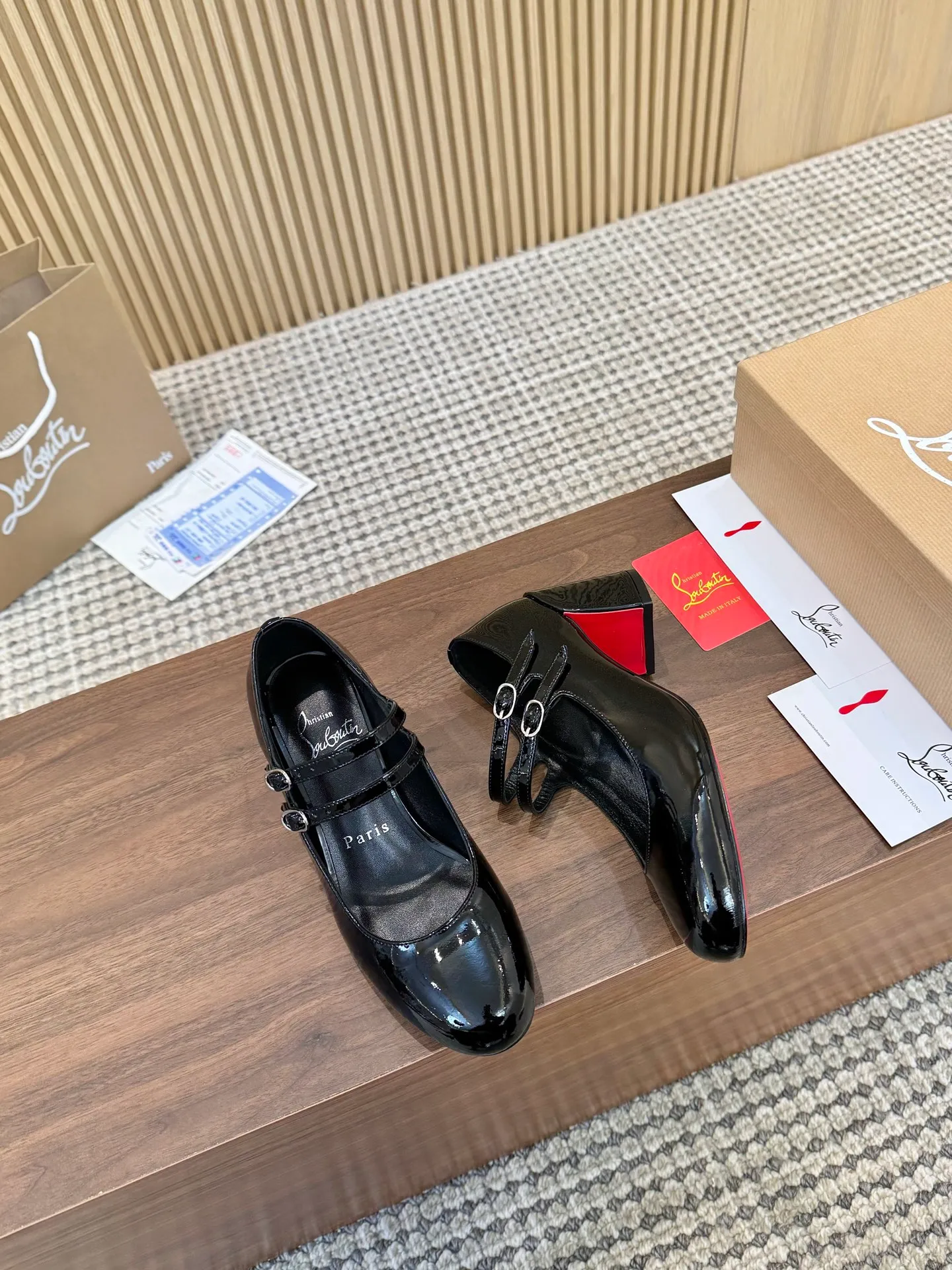 👟👟Ex-factory price 480👟👟 Genuine leather sole +40 Year-round shipment💝Christian Louboutin CL👠 "Patent Leather Series" Noble and luxurious, real blingbling✨ Real materials, all customized by the pattern maker, and the materials are made of original customized materials to achieve the taste of the original 6 color options💍Upper: Imported👉cow patent leather💪 Lining: Sheepskin foot pad/lining Size: 34-40.41.42 Heel height: 6.5cm